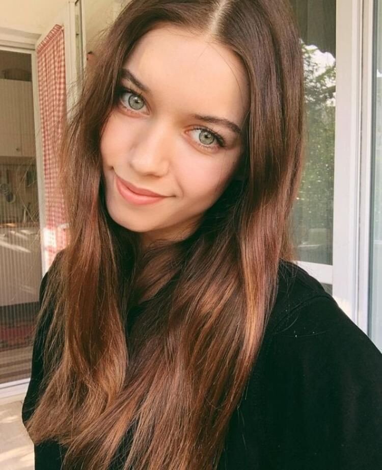 Afra Saraçoglu - Oyuncu (28 yaşında) - Ana profil fotoğrafı ve resmi görsel