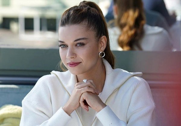Afra Saraçoglu - Oyuncu (28 yaşında) - fotoğraf