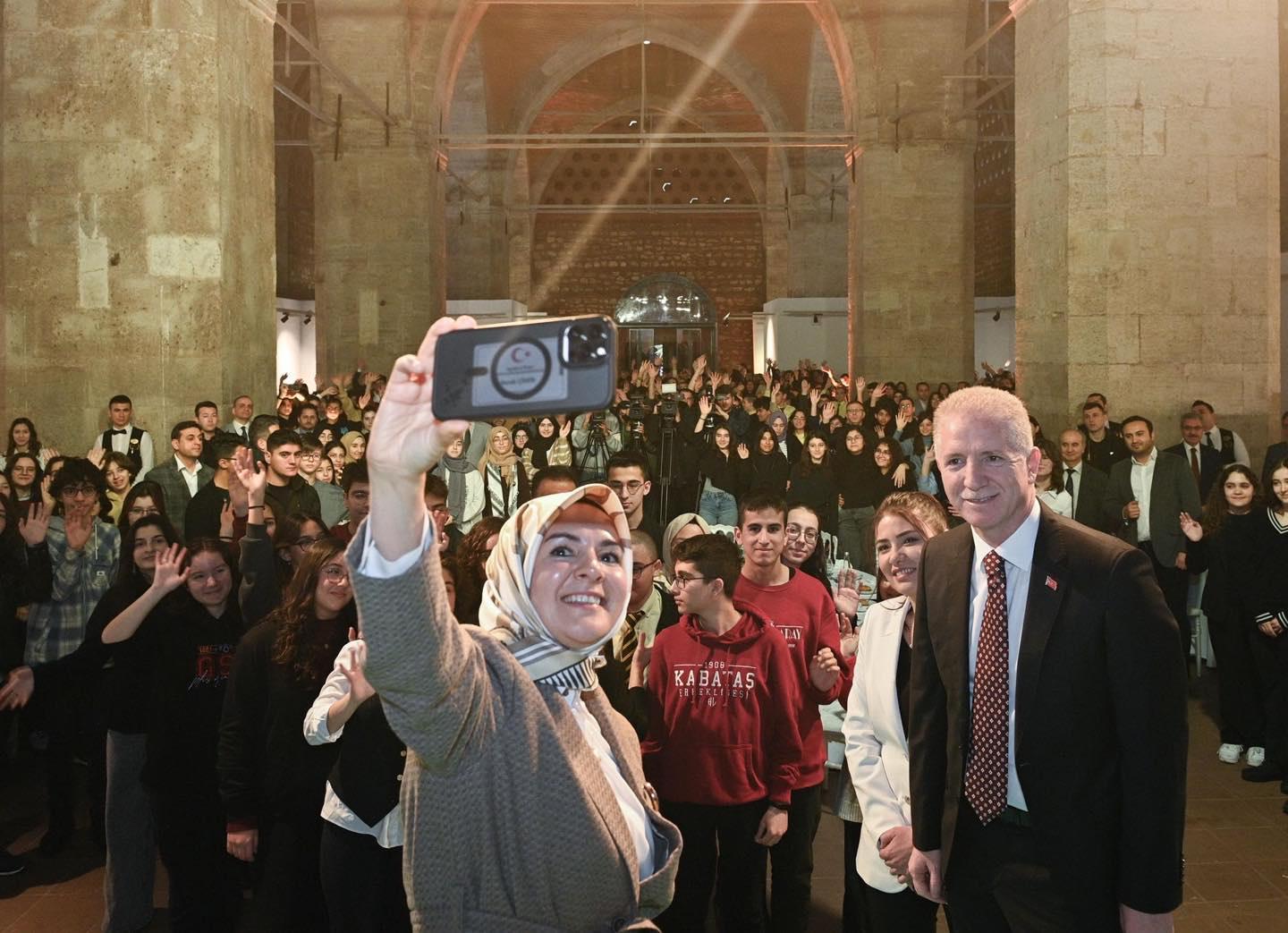 Davut Gül - Politikacı (51 yaşında) - sosyal medya fotoğrafı