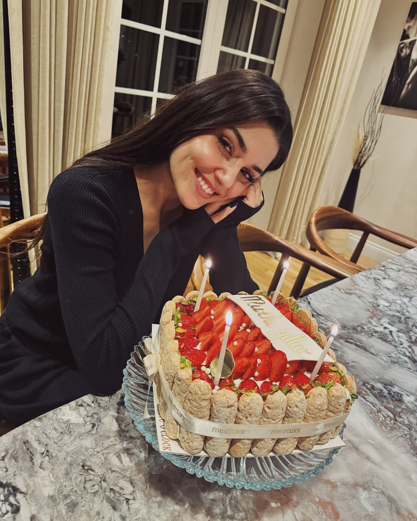 Hande Erçel - Dizi Oyuncusu (32 yaşında) - Ana profil fotoğrafı ve resmi görsel