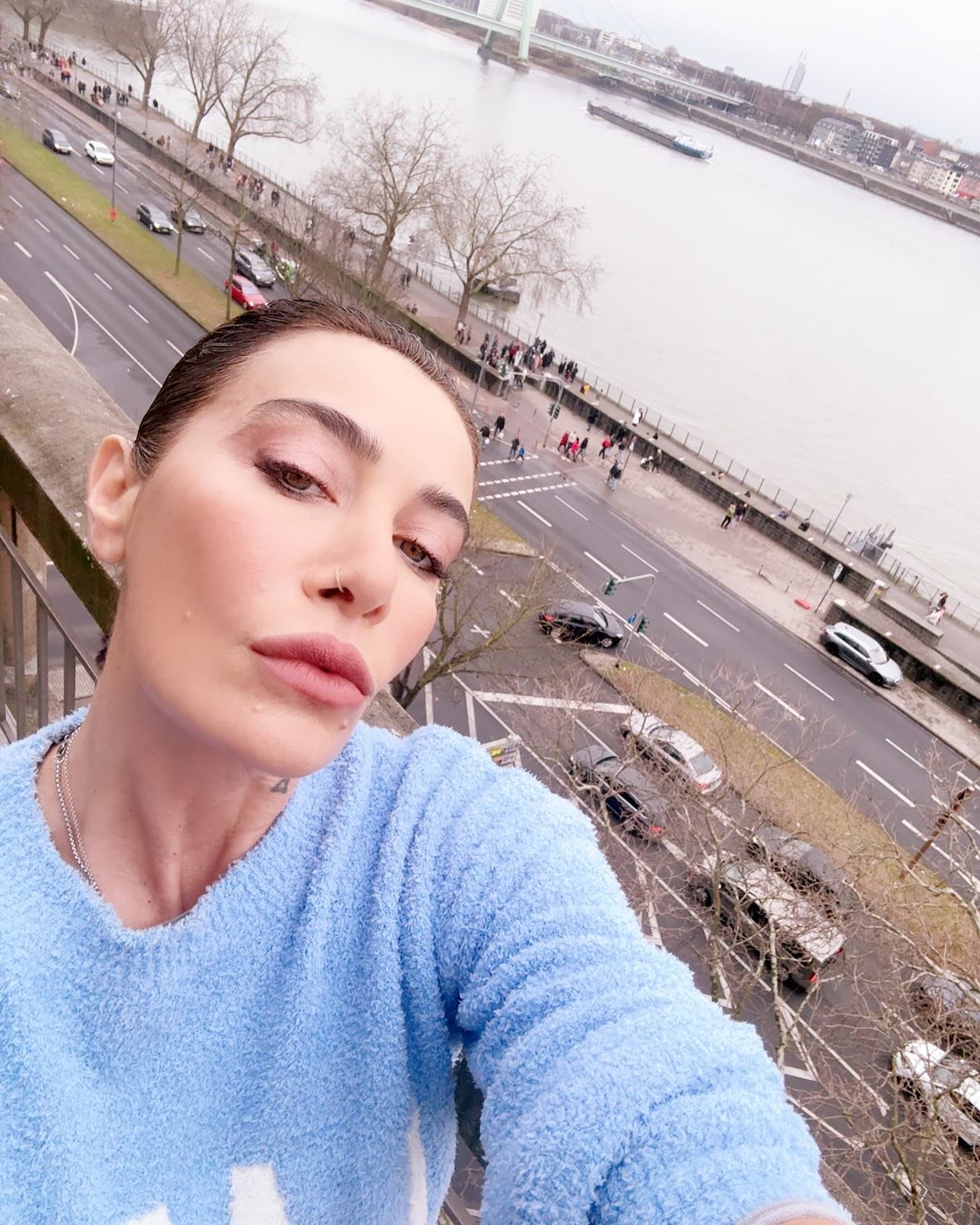 Sıla Gençoğlu - Yazar (45 yaşında) - Ana profil fotoğrafı ve resmi görsel